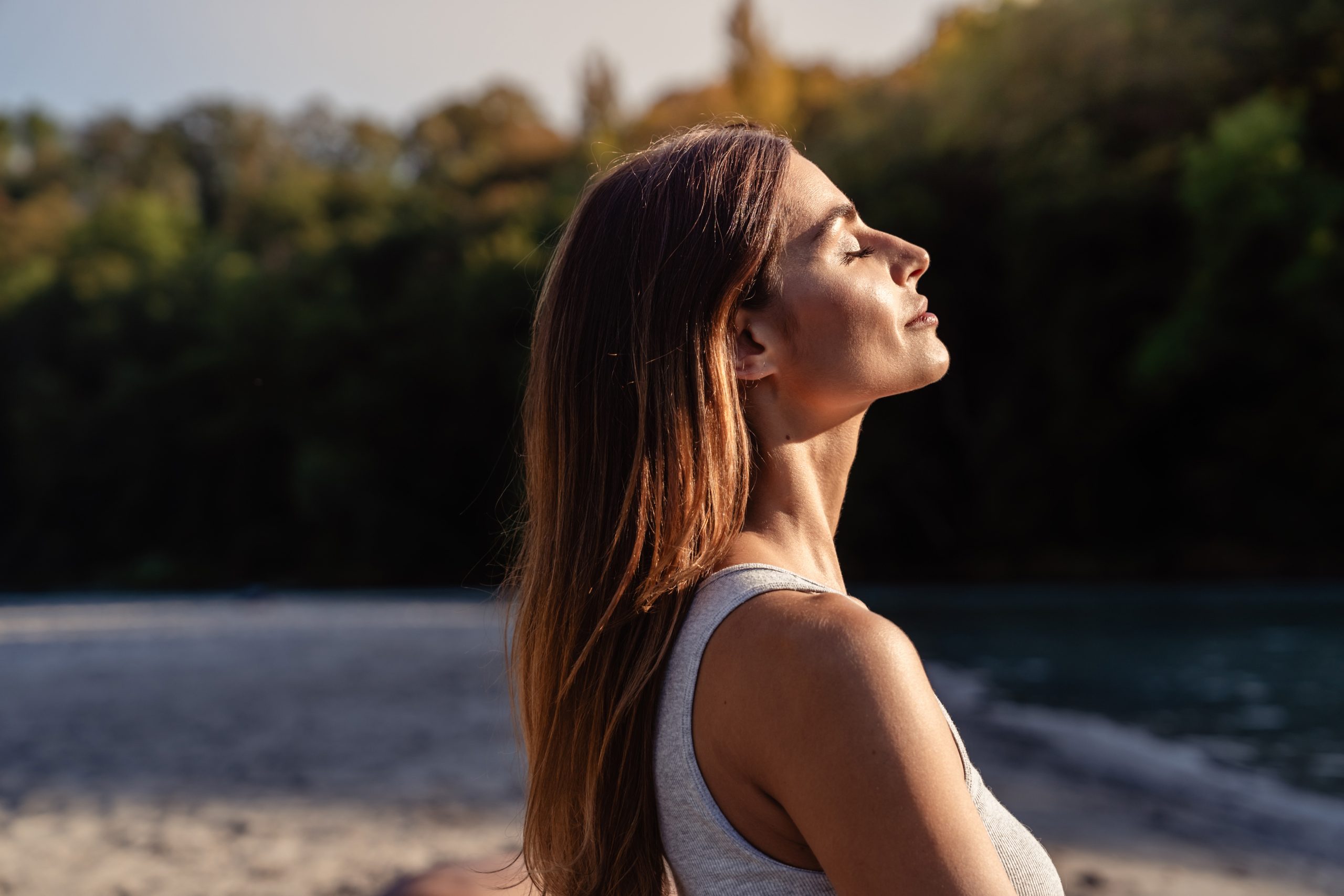 Mujer respirando calmada
